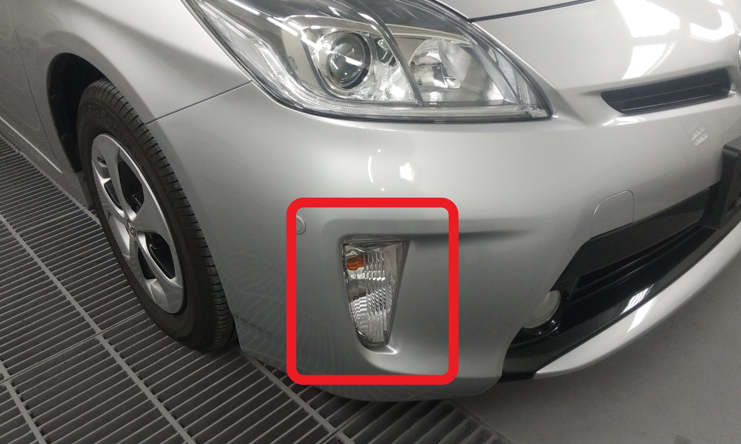 【右側】30プリウス後期用 純正フロントウインカーレンズ フロントウィンカーレンズの交換(^_^)（トヨタ プリウス・30系）by